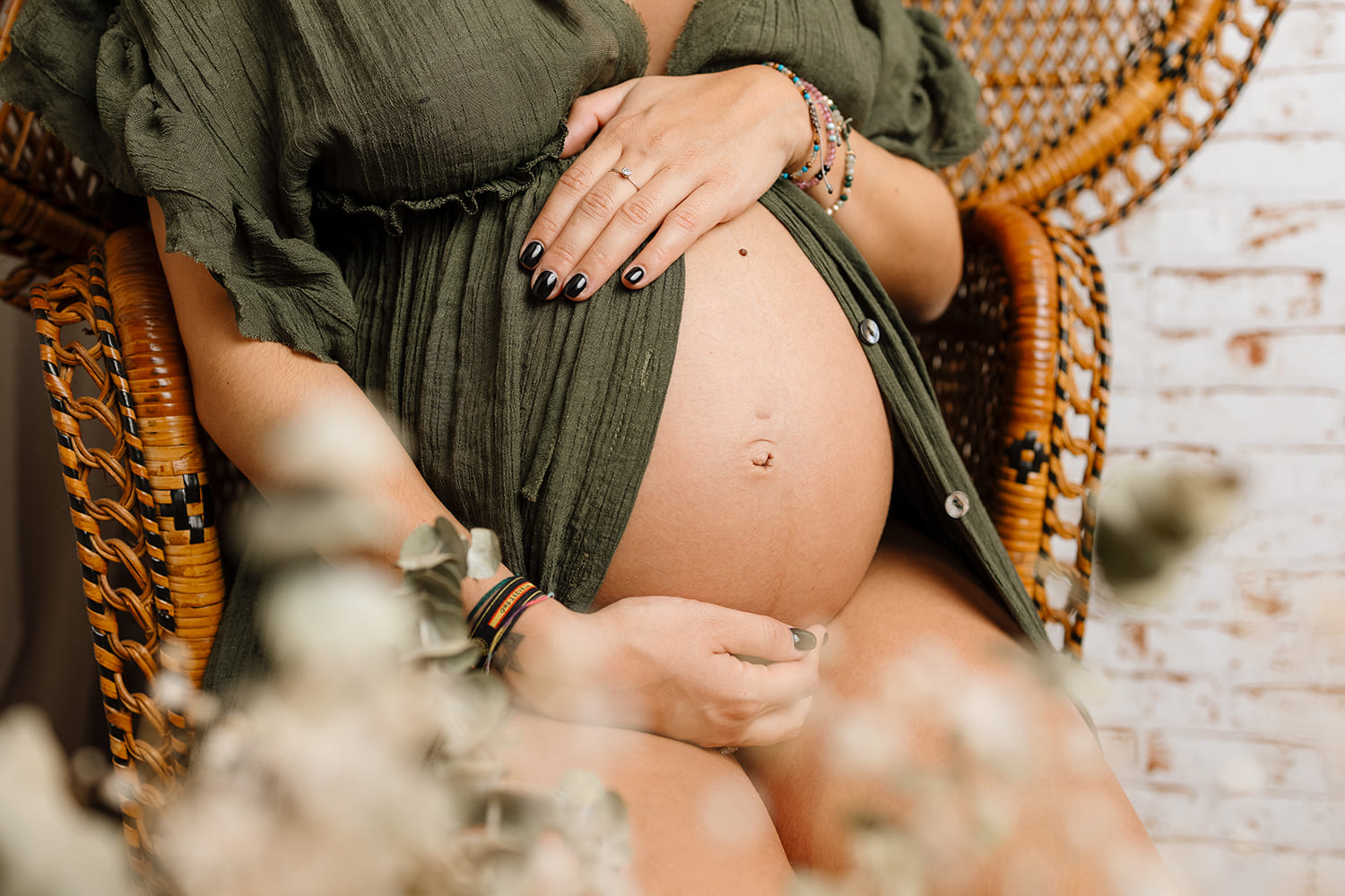 fotografia de una embarazada en estudio profesional en santander